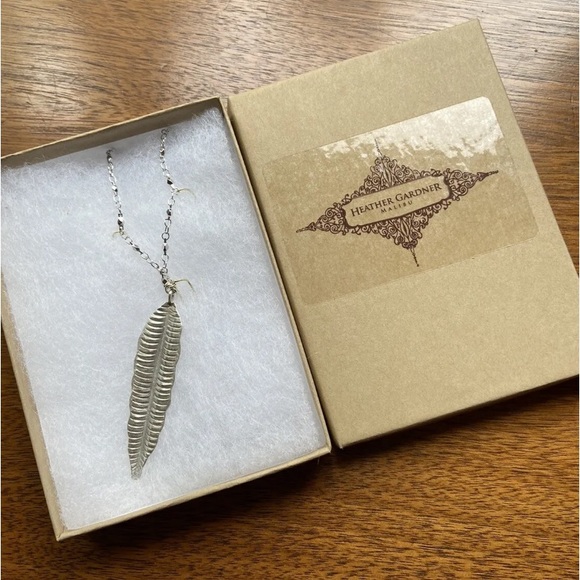 Heather Gardner Paradise Feather Necklace- NWOT, Silver, Stunning! - Picture 2 of 7